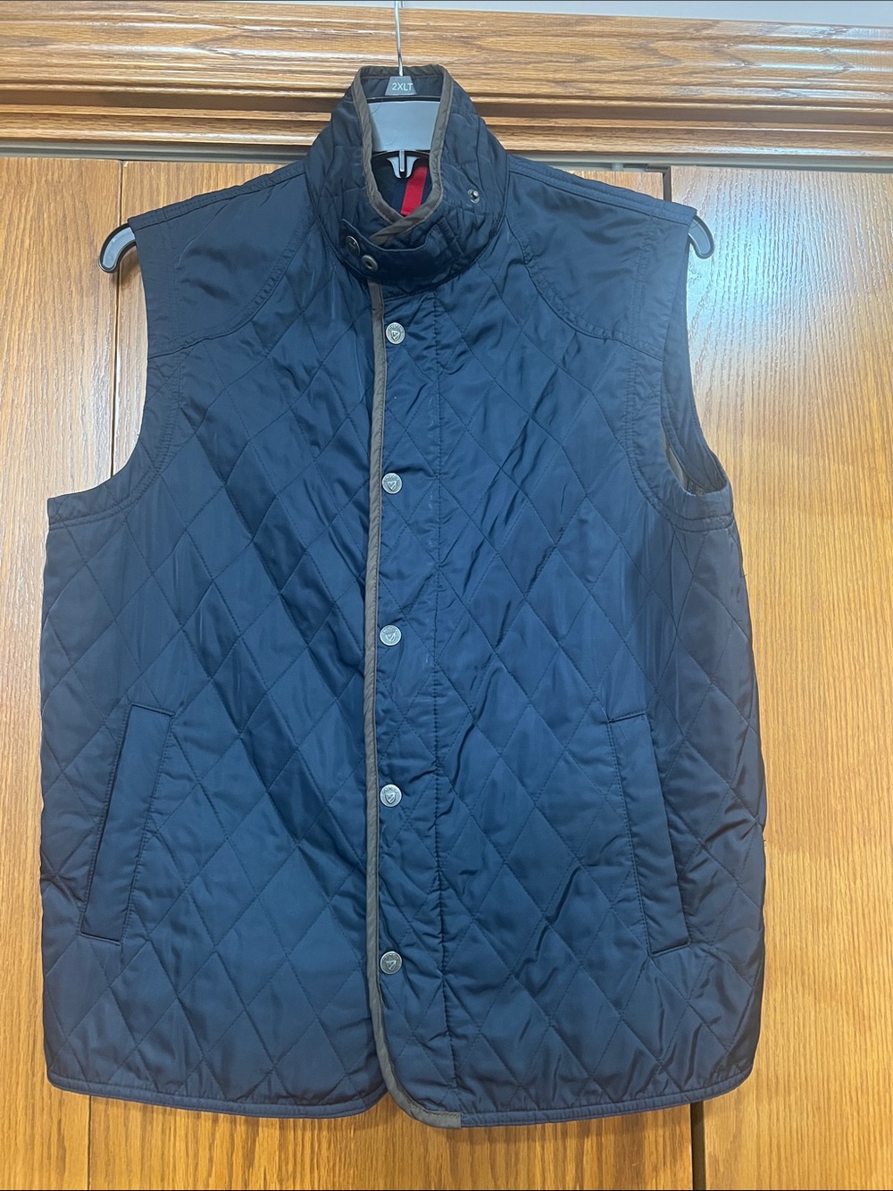 Cremieux quilted men’s vest. Navy with brown trim.